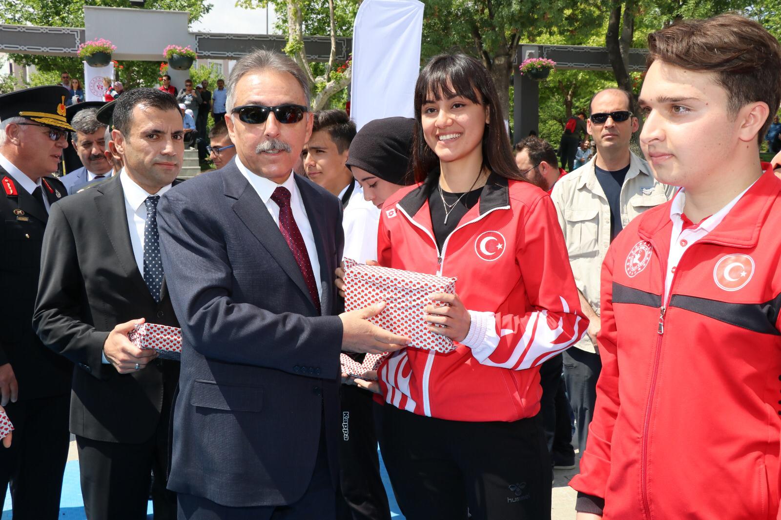 Valimiz Cüneyit Orhan Toprak, başarılı sporcularımızı tebrik etti